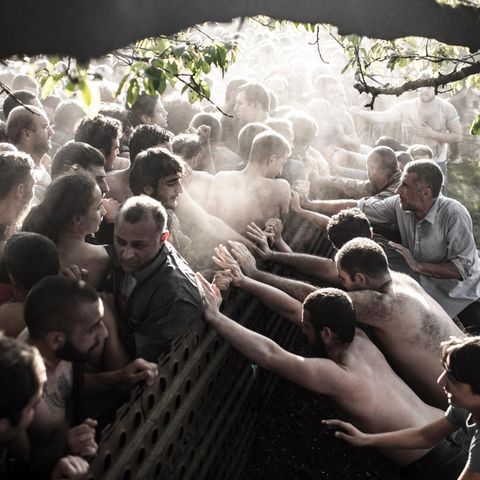 Showdown am Gartenzaun in Georgien:  Kurz vor dem Ziel ringen die Mannschaften des Ober- und des Unterdorfs um jeden Meter