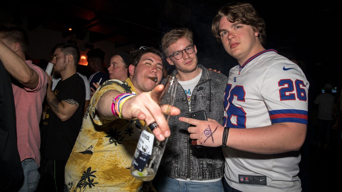 Reporter Freddy steht zwischen zwei Spring-Breakern