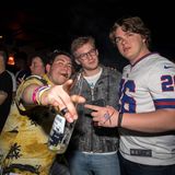 Reporter Freddy steht zwischen zwei Spring-Breakern