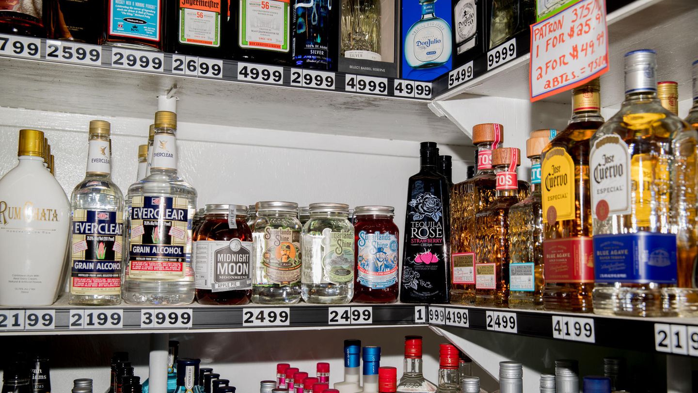 Regale voller Flaschen Alkohol im örtlichen Liquor Store.