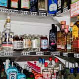 Regale voller Flaschen Alkohol im örtlichen Liquor Store.