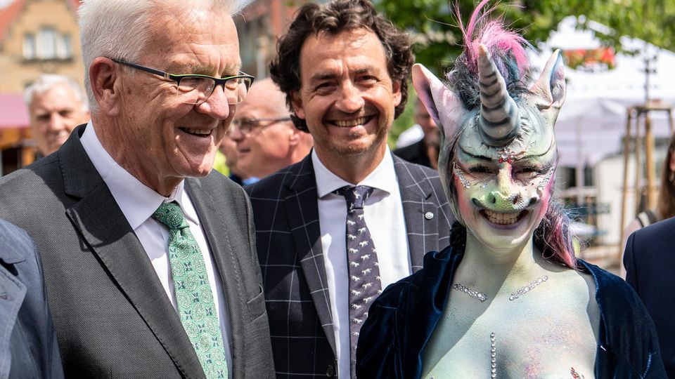 Schwäbisch Gmünd: Der Auftritt der Linken-Stadträtin Cynthia Schneider gefiel Baden-Württembergs Ministerpräsidenten Winfried Kretschmann (l.) Der Auftritt der Linken-Stadträtin Cynthia Schneider gefiel Baden-Württembergs Ministerpräsidenten Winfried Kretschmann (l.)