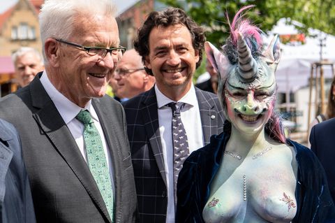 Der Auftritt der Linken-Stadträtin Cynthia Schneider gefiel Baden-Württembergs Ministerpräsidenten Winfried Kretschmann (l.)