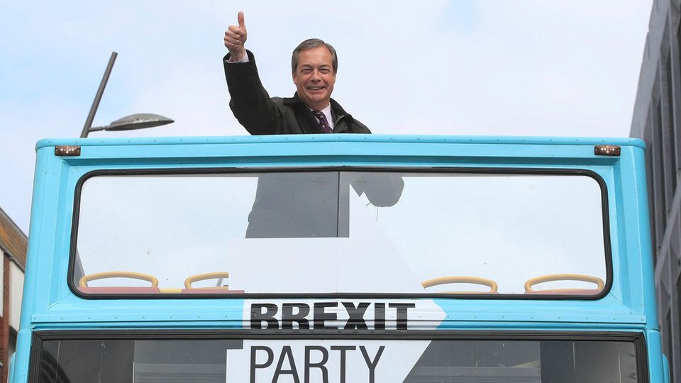 Daumen hoch: Nigel Farage, der Chef der Brexit-Partei, auf Europawahlkampf im offenen Doppeldeckerbus.