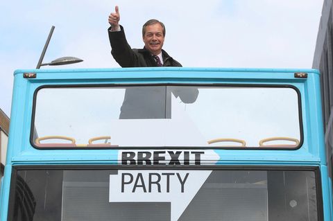 Daumen hoch: Nigel Farage, der Chef der Brexit-Partei, auf Europawahlkampf im offenen Doppeldeckerbus.