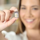 Tipp 5: Eine Urlaubs-Simkarte  Die günstigste Variante ist oft, sich eine Zweit-Simkarte zu besorgen. Praktisch: Anbieter wie Lufthansa Mobile oder Travelsim liefern die Sim schon vor der Abfahrt nach Hause, alternativ besorgt man eine vor Ort. Viele Smartphones unterstützen mittlerweile die Nutzung von zwei Karten parallel, ansonsten sollte man wenigstens am Abend einmal kurz die reguläre Karte einlegen, um verpasste Anrufe und SMS zu checken.