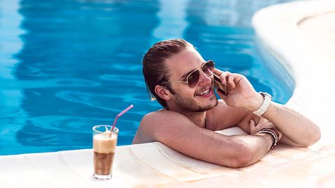 Tipp 1: Im Wlan telefonieren  Drahtlose Netzwerke, also Wlan, gehören für Hotels mittlerweile zur Standardausstattung. Und sie können den Gästen auch beim Telefonieren mächtig Geld sparen. Wer im Ausland über Whatsapp, Skype oder Telegram telefoniert, zahlt deutlich weniger oder je nach Dienst sogar gar nichts. Ob auch Videotelefonie klappt, hängt von der Netzwerkqualität ab.