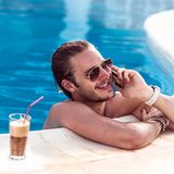 Tipp 1: Im Wlan telefonieren  Drahtlose Netzwerke, also Wlan, gehören für Hotels mittlerweile zur Standardausstattung. Und sie können den Gästen auch beim Telefonieren mächtig Geld sparen. Wer im Ausland über Whatsapp, Skype oder Telegram telefoniert, zahlt deutlich weniger oder je nach Dienst sogar gar nichts. Ob auch Videotelefonie klappt, hängt von der Netzwerkqualität ab.