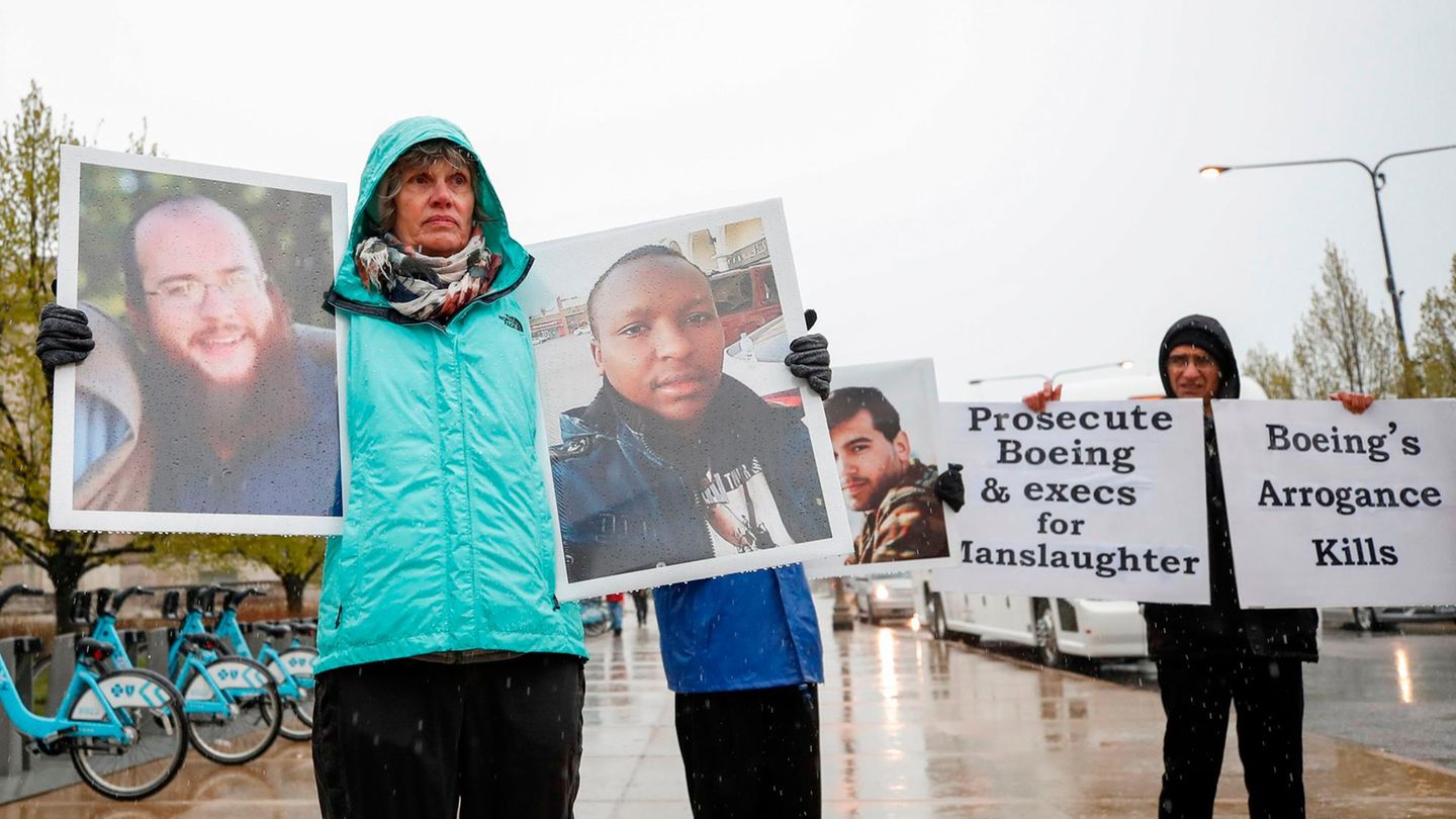 Demonstration beim Aktionärsversammlung Ende April in Chicago: Angehörige von Opfern des Fluges 302 von Ethiopian Airlines verlangen, dass Boeing strafrechtlich verfolgt und wegen Totschlags angeklagt wird.