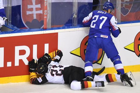 Moritz Seider liegt benommen nach einem Foul auf dem Eis