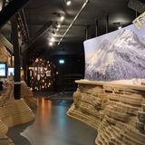 Wer glaubt, das Bahnmuseum Albula sei ein Haus nur für Bahnfreaks, den sogenannten "Pufferküssern", wird eines Besseren belehrt. Gleich zu Beginn der Ausstellung werden die Besucher mit einer Kunstinstallationen konfrontiert, erfahren viel über unterschiedliche Tunnelbauweisen, über die Arbeitsbedingung der Bauarbeiter vor hundert Jahren und können am Fahrsimulator selbst zum Lokführer werden.