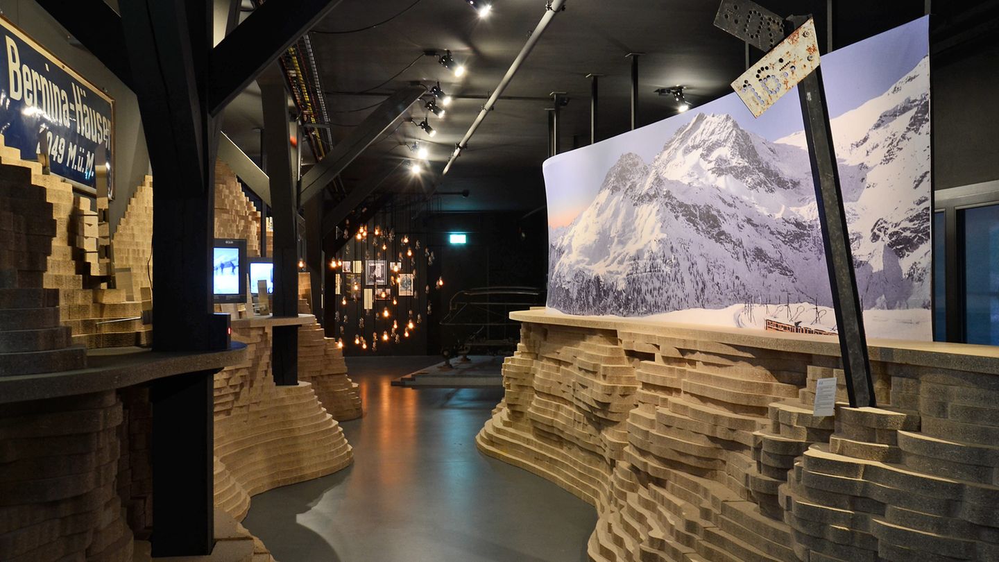 Schweizer Bahnerlebnisweg Albula: Wer glaubt, das Bahnmuseum Albula sei ein Haus nur für Bahnfreaks, den sogenannten "Pufferküssern", wird eines Besseren belehrt. Gleich zu Beginn der Ausstellung werden die Besucher mit einer Kunstinstallationen konfrontiert, erfahren viel über unterschiedliche Tunnelbauweisen, über die Arbeitsbedingung der Bauarbeiter vor hundert Jahren und können am Fahrsimulator selbst zum Lokführer werden. Wer glaubt, das Bahnmuseum Albula sei ein Haus nur für Bahnfreaks, den sogenannten "Pufferküssern", wird eines Besseren belehrt. Gleich zu Beginn der Ausstellung werden die Besucher mit einer Kunstinstallationen konfrontiert, erfahren viel über unterschiedliche Tunnelbauweisen, über die Arbeitsbedingung der Bauarbeiter vor hundert Jahren und können am Fahrsimulator selbst zum Lokführer werden.