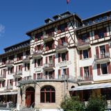 Der Ort Bergün eignet sich auch bestens für eine Pause, zum Beispiel auf der Terrasse des Kurhauses Bergün. Noch vor wenigen Jahren war das kurz nach Eröffnung der Albulabahn entstandene Jugendstilhaus dem Verfall preisgegben.