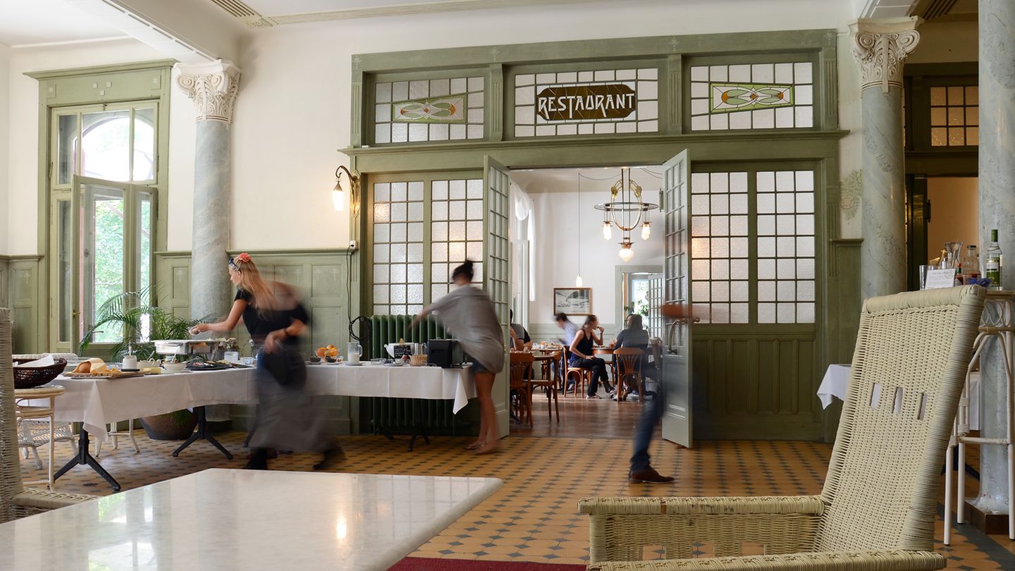 Durch eine Initiative ehemaliger Stammgäste wurde das Hotel gerettet und mit viel Liebe zum Detail komplett saniert. Heute gehört das Haus zu den Swiss-Historic-Hotels und wurde wegen des besonderen denkmalpflegerischen Ansatzes zum historischen Hotel des Jahres 2012 gekürt.