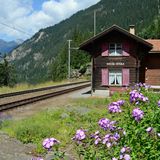 Im Juni 2013 wurde der Bahnerlebnisweg von Bergün bis nach Filisur verlängert. Die zehn Kilometer lange Wanderstrecke führt durch stille Wälder und nähert sich wieder der Bahntrasse. Der Pfad wird sehr viel schmaler und ist auch hier nicht für Mountainbiker geeignet. Im Bild der einsame Bahnhof von Stuls, denn das Dorf liegt knapp 300 Meter weiter oben am Berg.