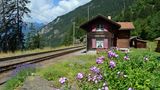 Im Juni 2013 wurde der Bahnerlebnisweg von Bergün bis nach Filisur verlängert. Die zehn Kilometer lange Wanderstrecke führt durch stille Wälder und nähert sich wieder der Bahntrasse. Der Pfad wird sehr viel schmaler und ist auch hier nicht für Mountainbiker geeignet. Im Bild der einsame Bahnhof von Stuls, denn das Dorf liegt knapp 300 Meter weiter oben am Berg.