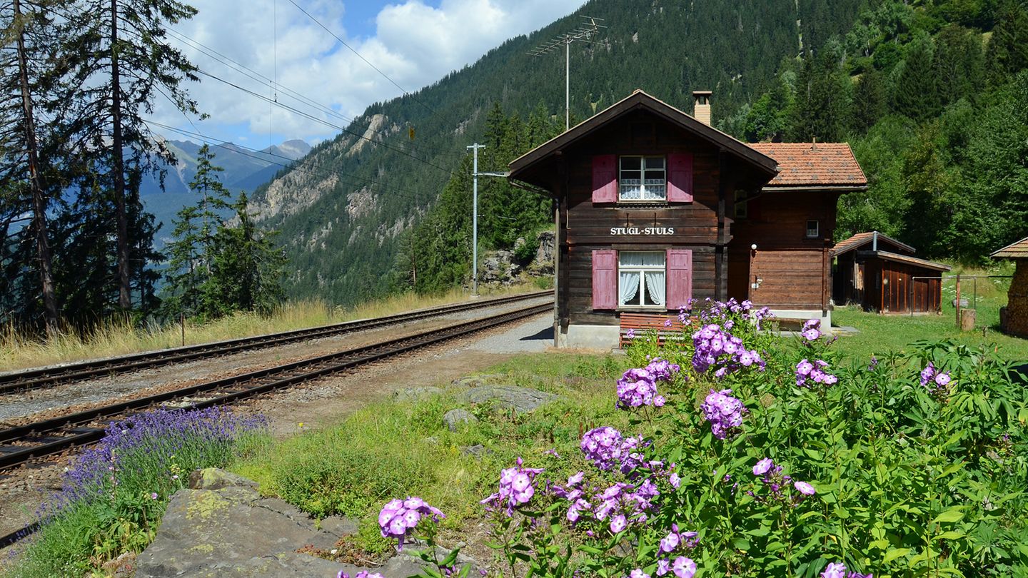 Schweizer Bahnerlebnisweg Albula: Im Juni 2013 wurde der Bahnerlebnisweg von Bergün bis nach Filisur verlängert. Die zehn Kilometer lange Wanderstrecke führt durch stille Wälder und nähert sich wieder der Bahntrasse. Der Pfad wird sehr viel schmaler und ist auch hier nicht für Mountainbiker geeignet. Im Bild der einsame Bahnhof von Stuls, denn das Dorf liegt knapp 300 Meter weiter oben am Berg. Im Juni 2013 wurde der Bahnerlebnisweg von Bergün bis nach Filisur verlängert. Die zehn Kilometer lange Wanderstrecke führt durch stille Wälder und nähert sich wieder der Bahntrasse. Der Pfad wird sehr viel schmaler und ist auch hier nicht für Mountainbiker geeignet. Im Bild der einsame Bahnhof von Stuls, denn das Dorf liegt knapp 300 Meter weiter oben am Berg.