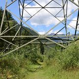 Die letzten Kilometer führen in weiter Entfernung von den Bahngleisen auf der Talsole nach Filisur, allerdings unschön unter Hochspannungsmasten entlang. Sie weisen aber darauf hin, dass hier die Bahn schon Anfang der 1920er Jahre elektrifiziert wurde.