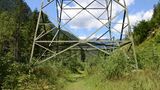 Die letzten Kilometer führen in weiter Entfernung von den Bahngleisen auf der Talsole nach Filisur, allerdings unschön unter Hochspannungsmasten entlang. Sie weisen aber darauf hin, dass hier die Bahn schon Anfang der 1920er Jahre elektrifiziert wurde.