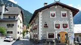 Zurück in der Zivilisation: In den Dörfern Graubündens stehen Bauernhäuser, die mit Sgraffito-Technik verziert sind. Nach 21 Kilometern endet die Wanderung in Filisur, kann aber bis Thusis fortgesetzt werden. Hilfreich bei der Planung ist der Rother Wanderführer "Chur-Hinterrhein", die kostenlose  App "Rhätische Bahn", die im iTunes Store erhältlich ist, und die gute Website webwandern.ch, die neben Höhenprofilen auch weitere Streckenabschnitte als Video in HD-Auflösung zeigt.