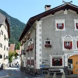 Zurück in der Zivilisation: In den Dörfern Graubündens stehen Bauernhäuser, die mit Sgraffito-Technik verziert sind. Nach 21 Kilometern endet die Wanderung in Filisur, kann aber bis Thusis fortgesetzt werden. Hilfreich bei der Planung ist der Rother Wanderführer "Chur-Hinterrhein", die kostenlose  App "Rhätische Bahn", die im iTunes Store erhältlich ist, und die gute Website webwandern.ch, die neben Höhenprofilen auch weitere Streckenabschnitte als Video in HD-Auflösung zeigt.