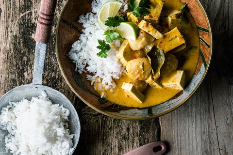 Curry mit Jakobsmuscheln und Tofu. Die Würzpaste entsteht im Blitzhacker.
