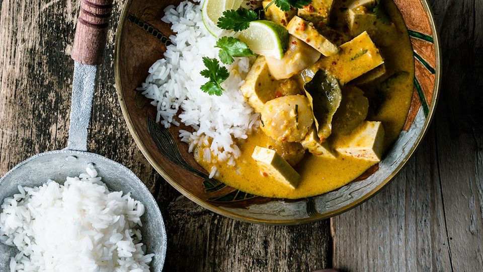 Curry mit Jakobsmuscheln und Tofu. Die Würzpaste entsteht im Blitzhacker.