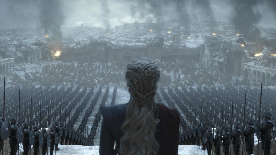 Das zweite Bild zeigt Daenerys vor ihren Truppen. Bei den Fans wirft es gleich mehrere Fragen auf