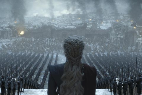 Das zweite Bild zeigt Daenerys vor ihren Truppen. Bei den Fans wirft es gleich mehrere Fragen auf