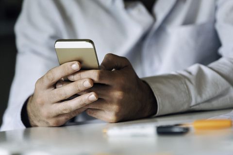 Die Erfassung der Arbeitszeit funktioniert dank Smartphone und App auch mobil 