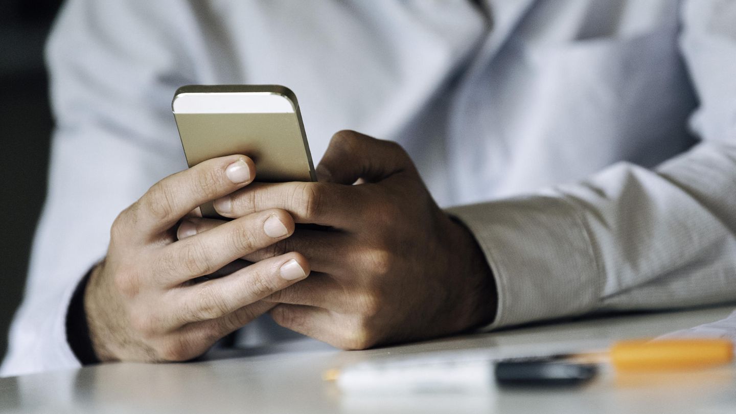 Die Erfassung der Arbeitszeit funktioniert dank Smartphone und App auch mobil 