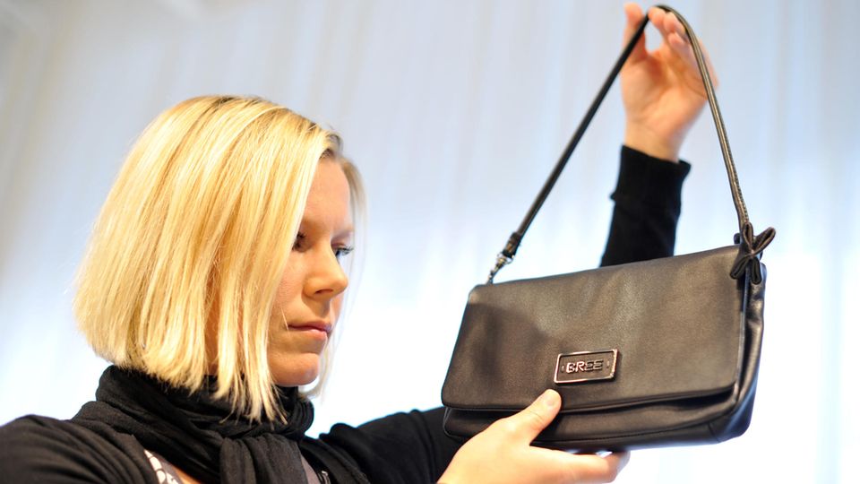 News des Tages: Eine Mitarbeiterin des Taschenherstellers Bree. Ein Insolvenzverfahren in Eigenverwaltung ist eine Variante des Insolvenzrechts, die statt einer Abwicklung auf die Sanierung eines Unternehmens zielt. Eine Mitarbeiterin des Taschenherstellers Bree. Ein Insolvenzverfahren in Eigenverwaltung ist eine Variante des Insolvenzrechts, die statt einer Abwicklung auf die Sanierung eines Unternehmens zielt.