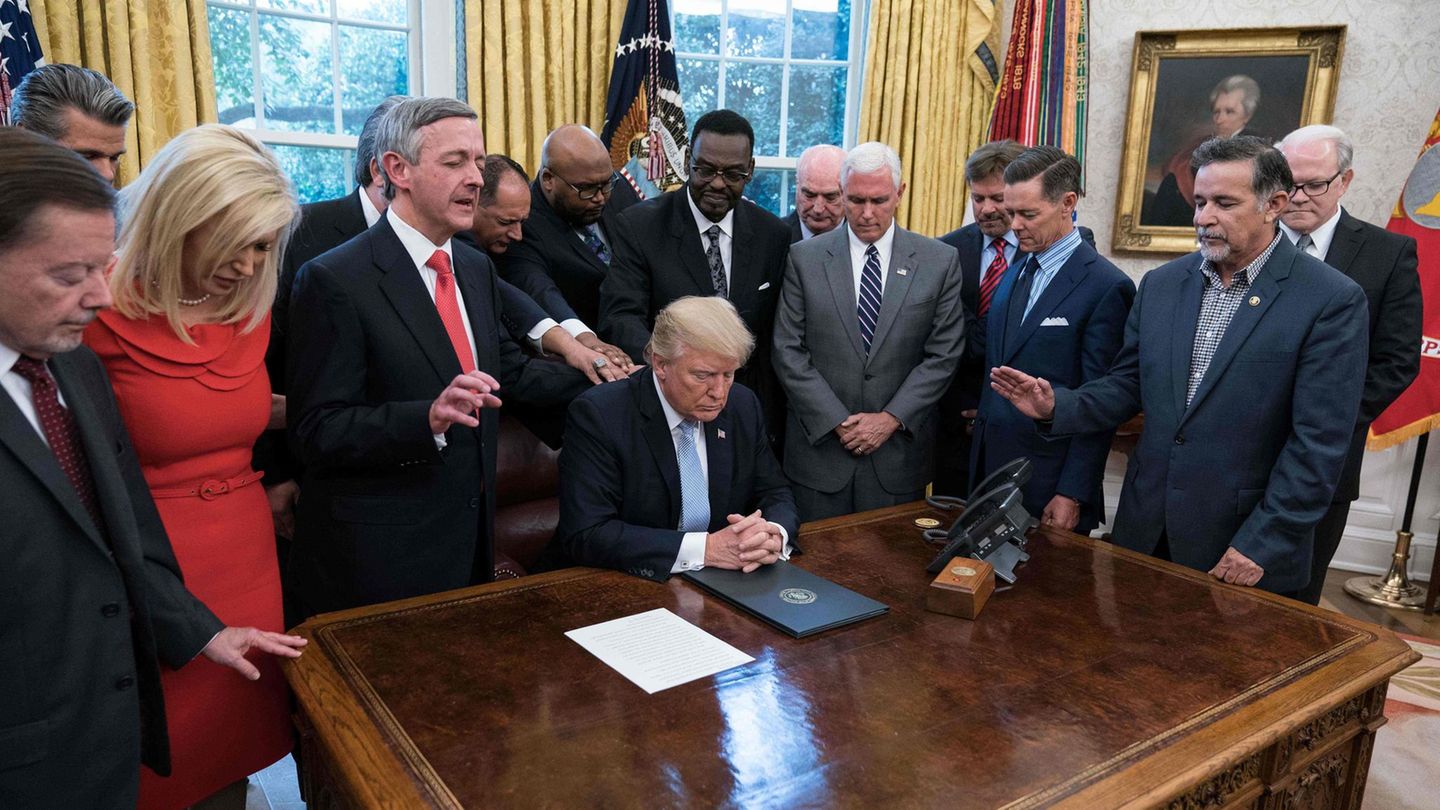 US-Präsident Donald Trump (sitzend) betet mit dem evangelikalen Pastor Robert Jeffress (Hand auf Schulter) im Oval Office