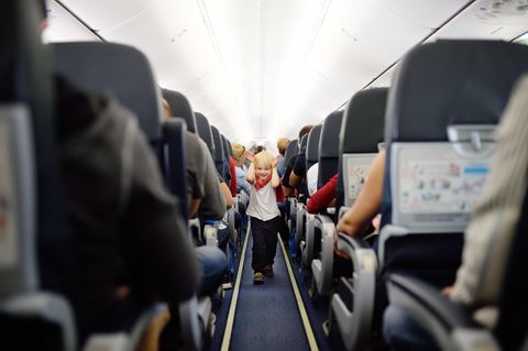 Fliegen mit Kindern muss nicht in Stress ausarten, wenn man einige Punkte vorab berücksichtigt