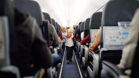Fliegen mit Kindern muss nicht in Stress ausarten, wenn man einige Punkte vorab berücksichtigt