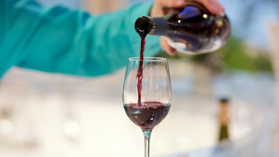 Rotwein Kellner Glas Ein Mann schenkt Rotwein in ein Weinglas