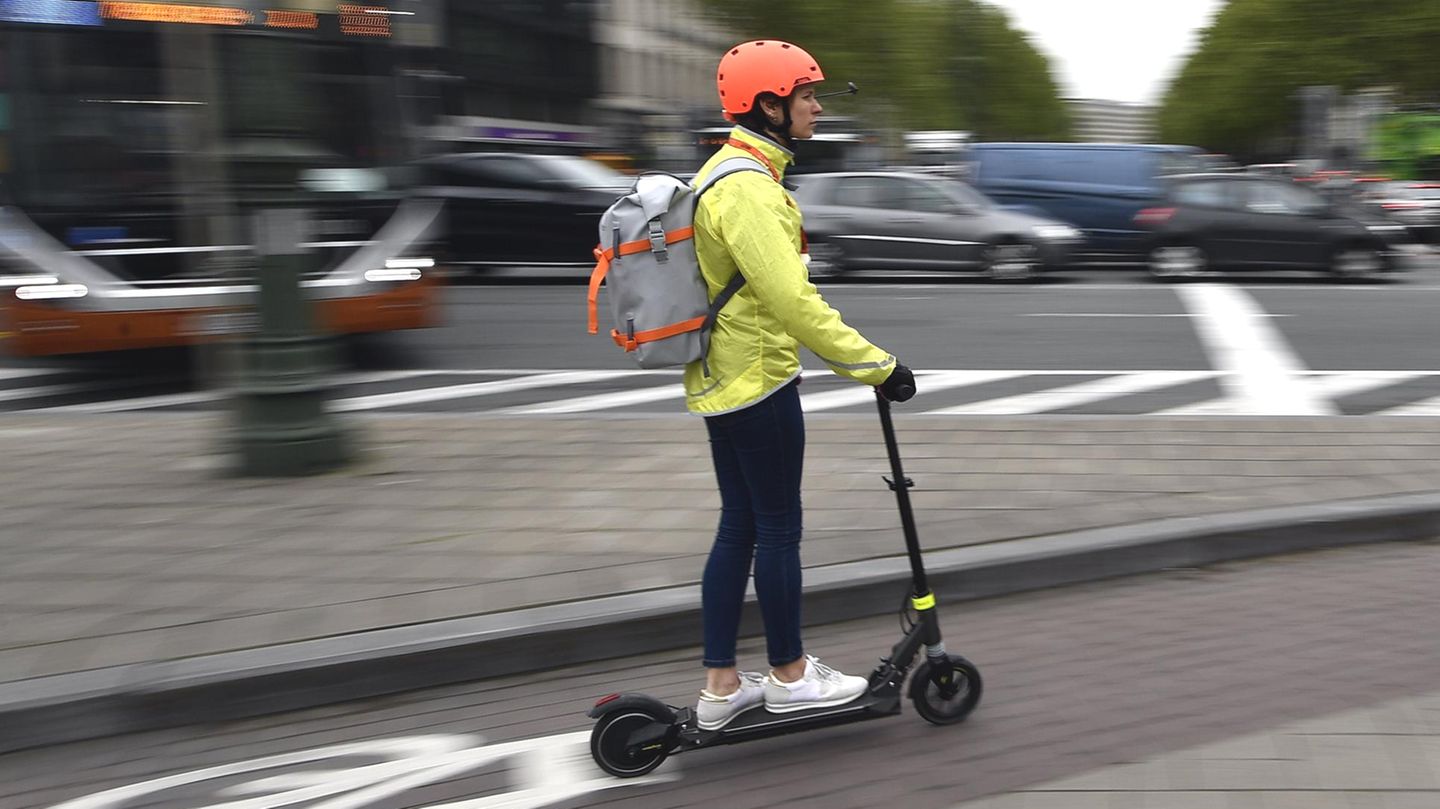 Ein Frau fährt mit einem E-Roller auf einem Fahrradweg in Brüssel. In vielen europäischen Metropolen sind E-Scooter schon im Einsatz. In Deutschland entscheidet jetzt der Bundesrat über ihre Zulassung.