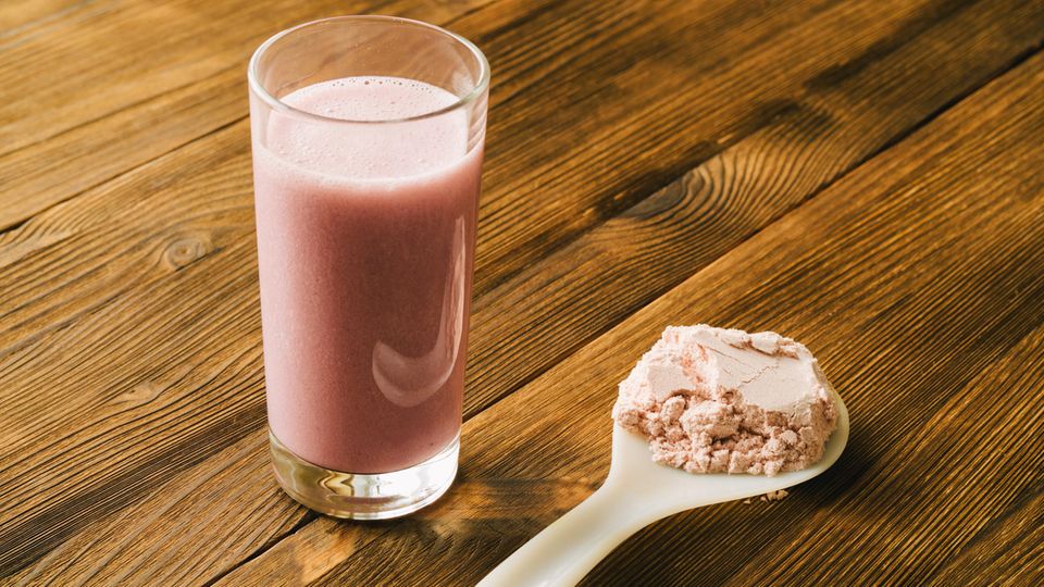 Veganes Proteinpulver aufgelöst in Wasser Veganes Proteinpulver kann man in Wasser, Saft oder Smoothies rühren