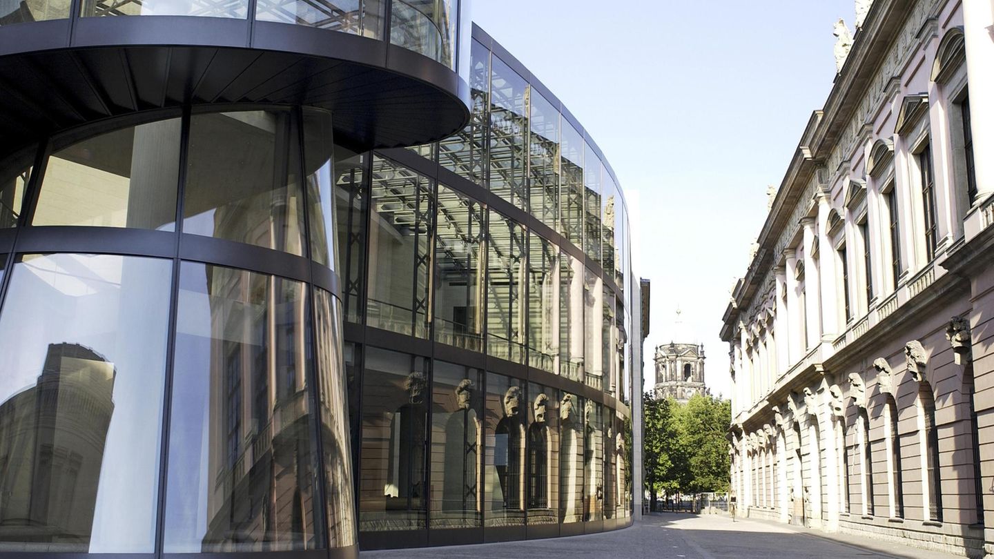 Als das Deutsche Historischen Museum in Berlin erweitert werden hatte sollen, war der Architekt ebenfalls zu Stelle. 1998 begann Pei mit den Bauarbeiten. 2003 wurde der Neubau fertig gestellt. Seitdem finden Sonderaustellungen des Museums hier statt. Das Deutsche Historische Museum in Berlin