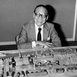 I.M. Pei posiert im Jahr 1985 mit dem Entwurf für die Neugestaltung des Pariser Louvre