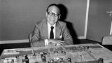 I.M. Pei posiert im Jahr 1985 mit dem Entwurf für die Neugestaltung des Pariser Louvre