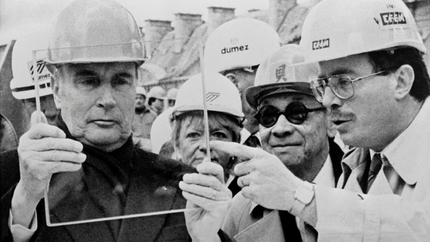 Der damalige Präsident Frankreichs François Mitterrand (l.) mit I.M. Pei während der Bauarbeiten.