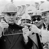 Der damalige Präsident Frankreichs François Mitterrand (l.) mit I.M. Pei während der Bauarbeiten.