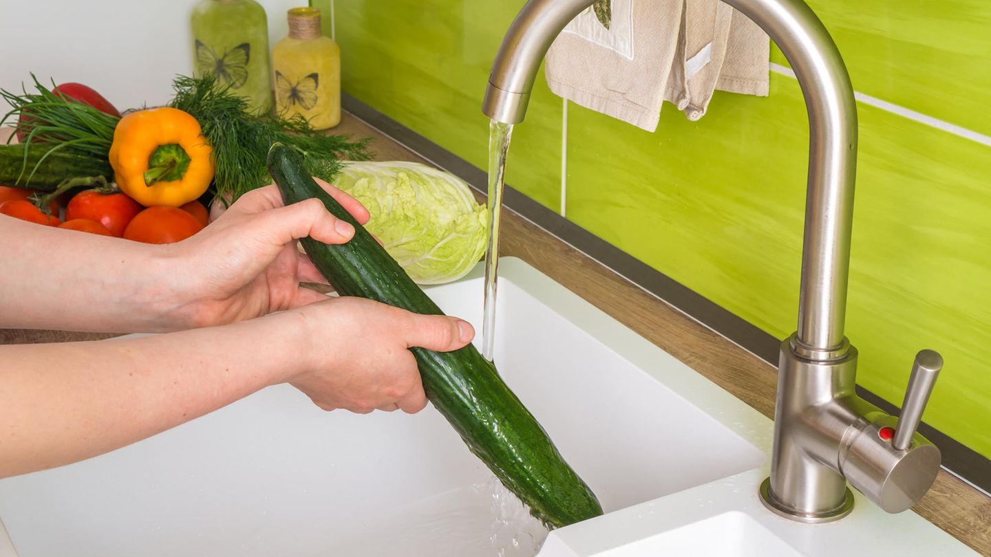 An Gurken - speziell an solchen aus eigenem Anbau - haftet oft noch etwas Erde. Diese lässt sich mit einer Gemüsebürste und fließendem Wasser wegschrubben. 