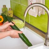 An Gurken - speziell an solchen aus eigenem Anbau - haftet oft noch etwas Erde. Diese lässt sich mit einer Gemüsebürste und fließendem Wasser wegschrubben. 