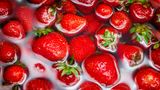 Erdbeeren sind sehr empfindlich und selten keinesfalls unter einem harten Wasserstrahl gereinigt werden - dieser könnte die Beeren beschädigen, was zu unschönen matschigen Stellen führt.   Am wohlsten fühlen sich Erdbeeren in stehendem Wasser wie einem Wasserbad. Wichtig dabei: Wer das Aroma der Beeren erhalten will, sollte sie zügig säubern und verarbeiten. 