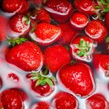 Erdbeeren sind sehr empfindlich und selten keinesfalls unter einem harten Wasserstrahl gereinigt werden - dieser könnte die Beeren beschädigen, was zu unschönen matschigen Stellen führt.   Am wohlsten fühlen sich Erdbeeren in stehendem Wasser wie einem Wasserbad. Wichtig dabei: Wer das Aroma der Beeren erhalten will, sollte sie zügig säubern und verarbeiten. 