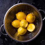 Zitronen sollten - wie jedes Obst und Gemüse - gewaschen werden. "Anhaftender Schmutz, Staub oder Keime können beim Anschneiden über das Messer einen Teil dessen, was außen auf der Schale sitzt mit ins Innere der Frucht tragen", schreibt dazu die Verbraucherzentrale. Die Zitrusfrüchte spülen Sie am besten mit warmen Wasser ab und rubbeln sie im Anschluss trocken. Dafür eignet sich ein sauberes Küchentuch oder Küchenkrepp.  Auch Bio-Zitronen sollten vor dem Anschneiden gründlich gewaschen werden. Der Anbau von Bio-Zitronen ist streng geregelt - unter anderem ist der Einsatz von Pflanzenschutzmitteln und Konservierungsstoffen verboten. Nach dem Waschen darf die Schale daher bedenkenlos zum Kochen oder Backen verwendet werden.