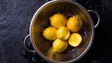 Zitronen sollten - wie jedes Obst und Gemüse - gewaschen werden. "Anhaftender Schmutz, Staub oder Keime können beim Anschneiden über das Messer einen Teil dessen, was außen auf der Schale sitzt mit ins Innere der Frucht tragen", schreibt dazu die Verbraucherzentrale. Die Zitrusfrüchte spülen Sie am besten mit warmen Wasser ab und rubbeln sie im Anschluss trocken. Dafür eignet sich ein sauberes Küchentuch oder Küchenkrepp.  Auch Bio-Zitronen sollten vor dem Anschneiden gründlich gewaschen werden. Der Anbau von Bio-Zitronen ist streng geregelt - unter anderem ist der Einsatz von Pflanzenschutzmitteln und Konservierungsstoffen verboten. Nach dem Waschen darf die Schale daher bedenkenlos zum Kochen oder Backen verwendet werden.