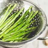 Die Spargelzeit endet offiziell erst am 24. Juni. Noch ist also genug Zeit, sich mit den weißen und grünen Stangen einzudecken. Das Tückische an Spargel ist die leicht geöffnete Spitze, in der oft Sandkörner stecken und sich auch kleine Käfer verkriechen können.   Die Stangen sollten daher ausgiebig gewaschen werden. Bei grünem Spargel lassen sich die Spitzen leicht mit den Fingern auseinanderziehen und mit fließendem Wasser ausspülen.   Im Anschluss wird der Spargel geschält. Am leichtesten geht das mit einem scharfen Sparschüler vom Kopf an nach unten. Das untere Ende darf ruhig etwas mehr abgeraspelt werden. "Es sollte keine ungeschälten Stellen geben, denn die bleiben faserig und schmecken schnell bitter", schreibt das Bundeszentrum für Ernährung (BZfE).